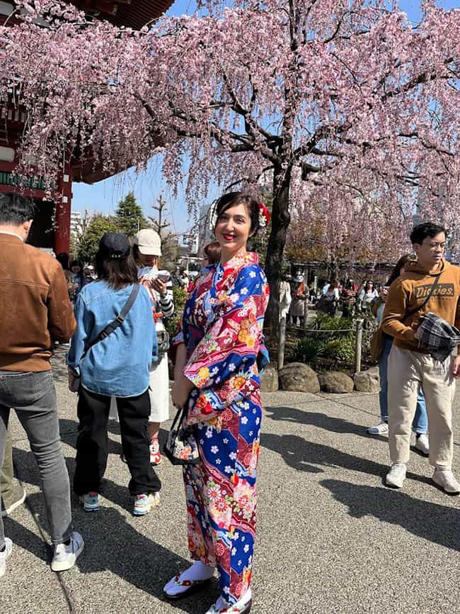 Wearing a Kimono in Japan 7 Photo taken by a tourist near Senso-ji temple