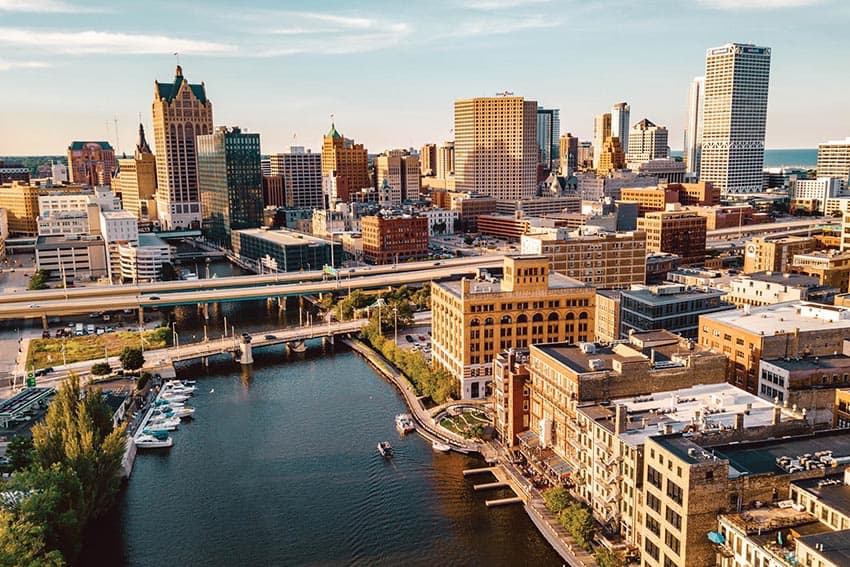 Milwaukee: Small City, Big Outlook 8 The Milwaukee River—and its Riverwalk—adds more charm to downtown