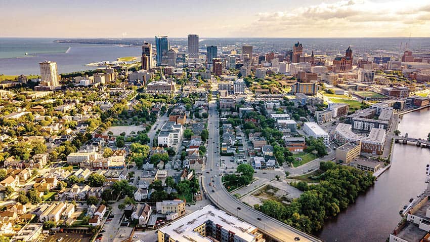 Milwaukee: Small City, Big Outlook 1 Milwaukee enjoys all the benefits of a mega-city but without any of the hassle