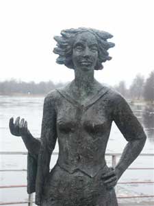 Karlstad, Sweden: A Cultural Revival in the Solar City 6 Sola, the waitress has her own statue outside the Stadshotell.