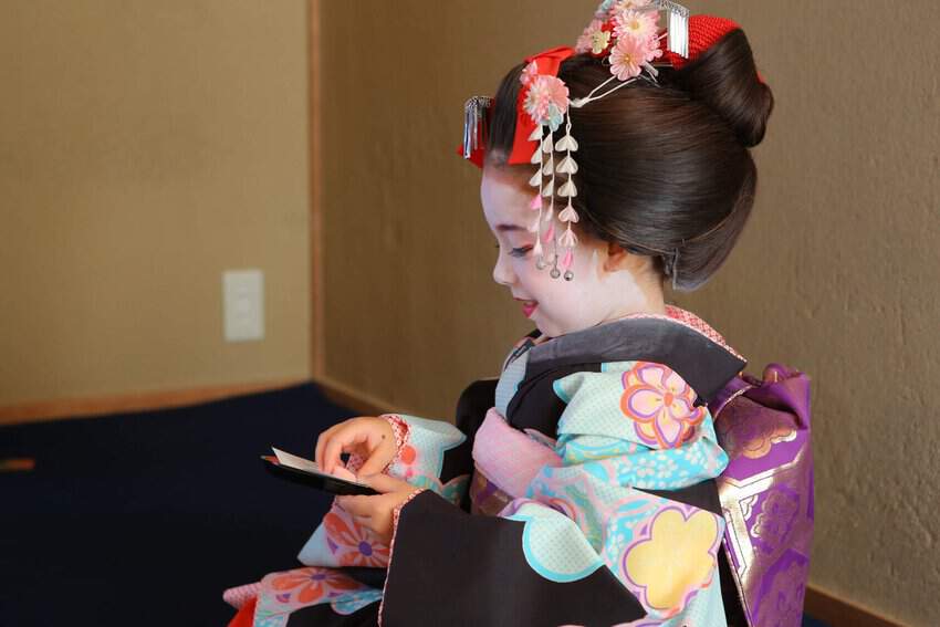 The Soul of a Kyoto Tea Ceremony 5 A young guest dresses as a maiko for her tea ceremony (Photo by Camellia Tea House)
