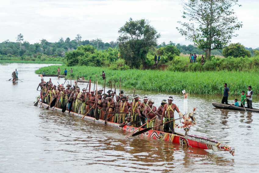 Chasing Giants: Sport Fishing in Papua New Guinea 8 A Gogodala war canoe greets anglers in Western Province