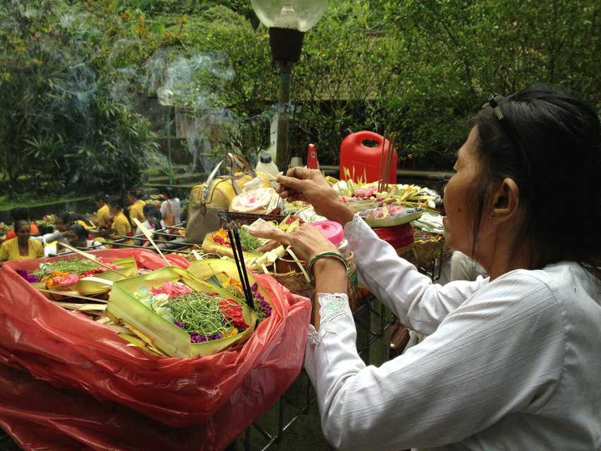 Bali's Ex-pats Bring New Life and Energy 3 Preparing the offerings.